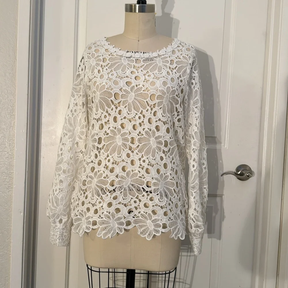 Crochet style top with embroidered floral design size Small Lace appliqué